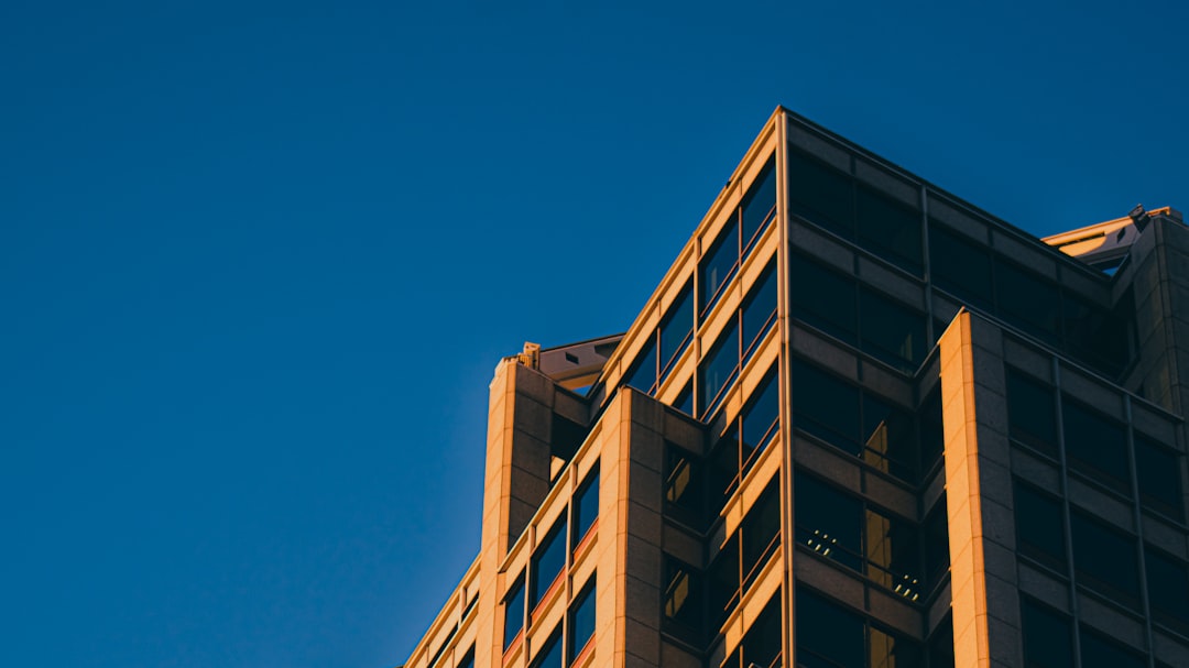 Bir nakliyat firmasının tekliflerini karşılaştıran müşterinin notlar aldığı masa