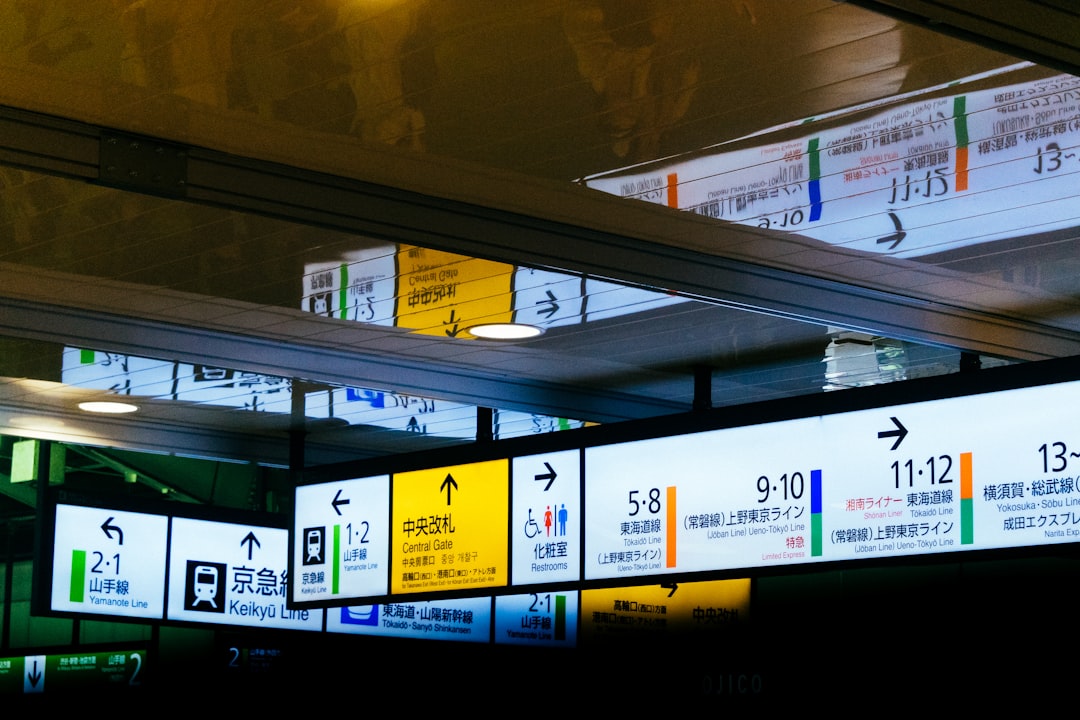 Dijital etiketleme sistemi gösterge paneli üzerinde envanter takibi