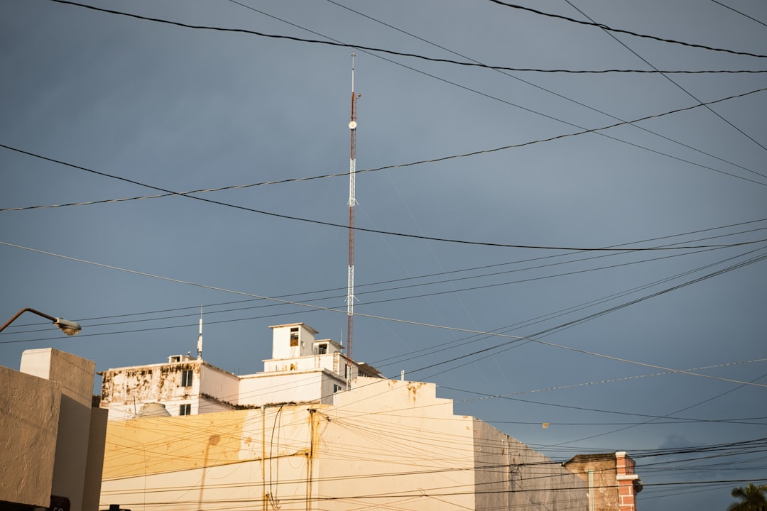 Güç bağlantısı için planlama yapan bir teknisyen görüntüsü