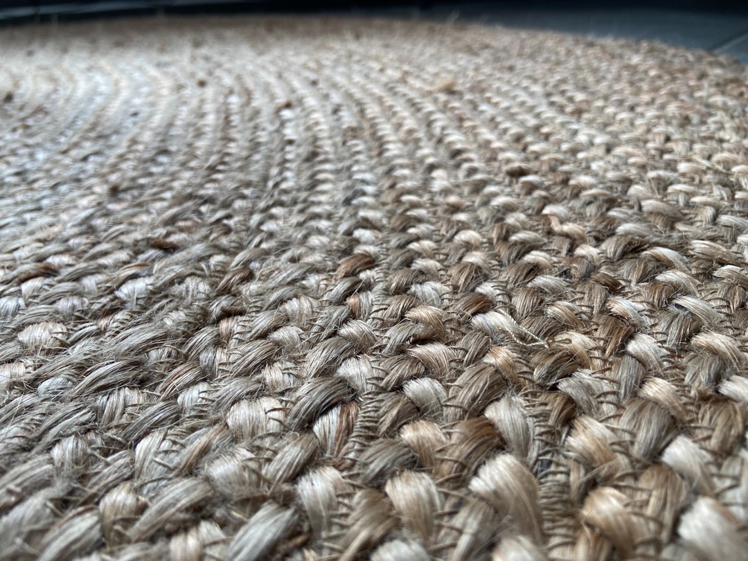 Halıyı streç film ile sararken uzman