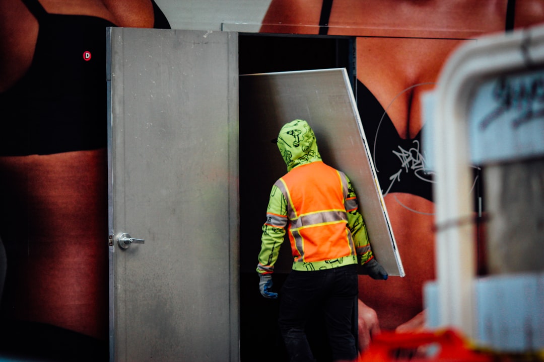 Kutularin asansöre yüklenmesiyle çalışanlar