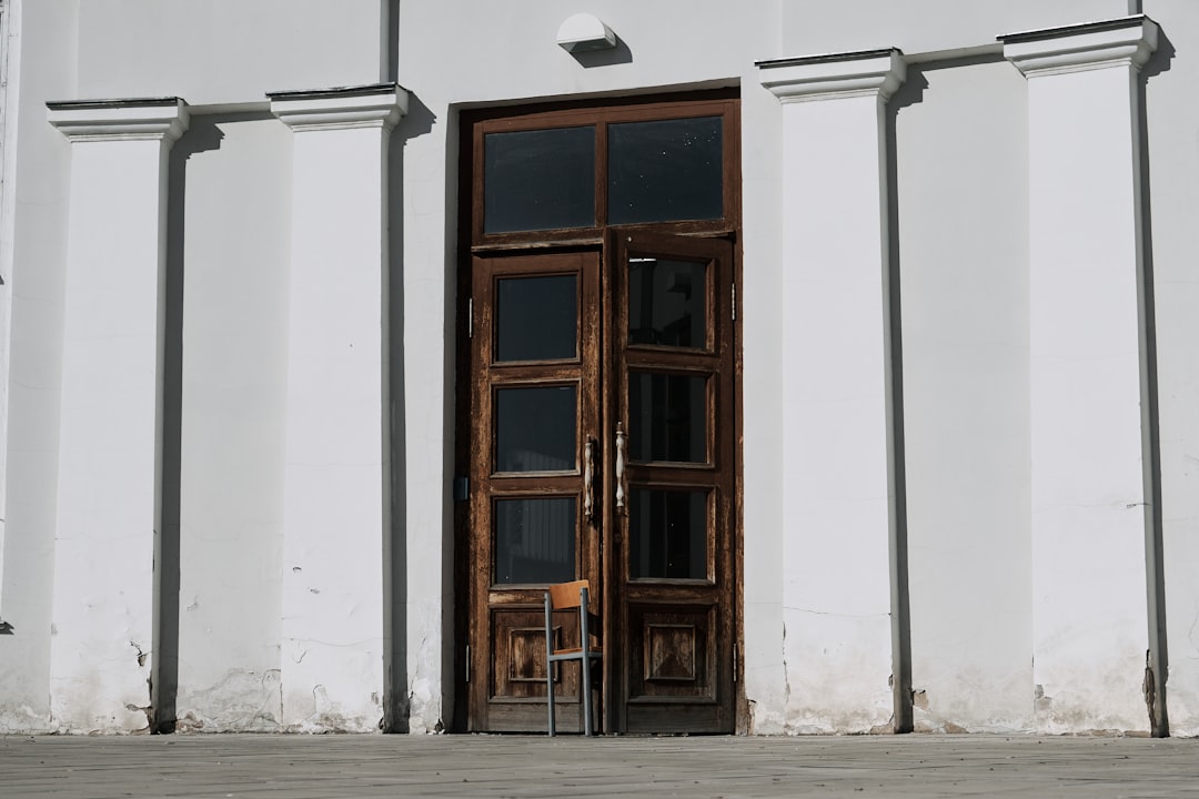 Mobilya kapıdan geçerken dikkatli yönlendirme yapan ekip üyesi