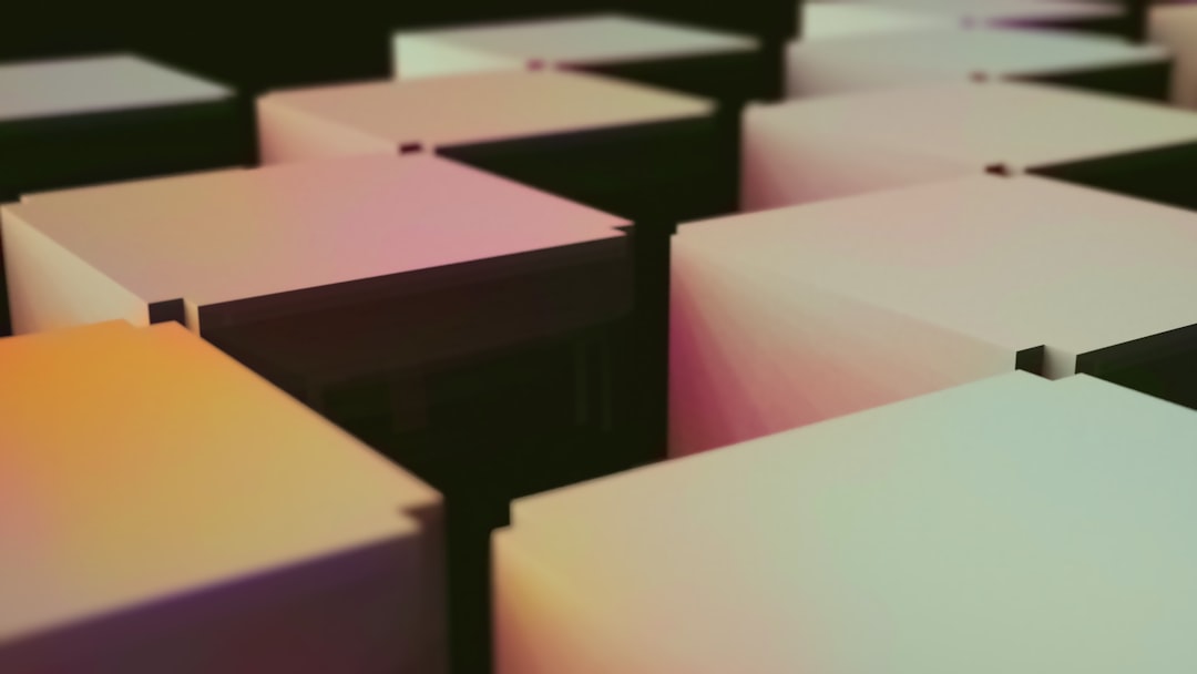 Modüler raflarda düzenlenmiş taşınma kutuları