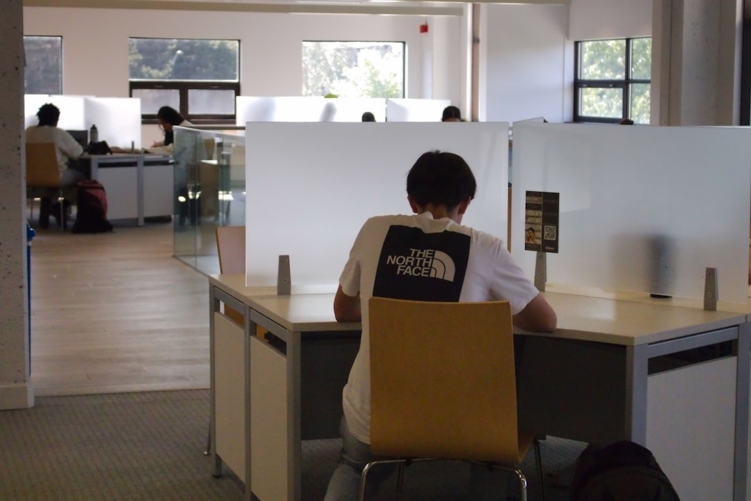 Ofis taşınması için ekipman taranıyor: Çalışan QR kodu okuyor