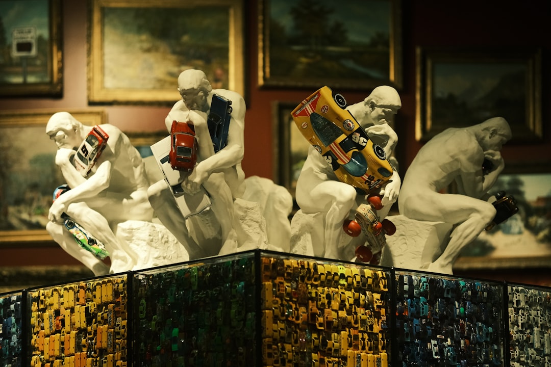 Profesyonel ekipmanla sanat koleksiyonunun paketlenmesi