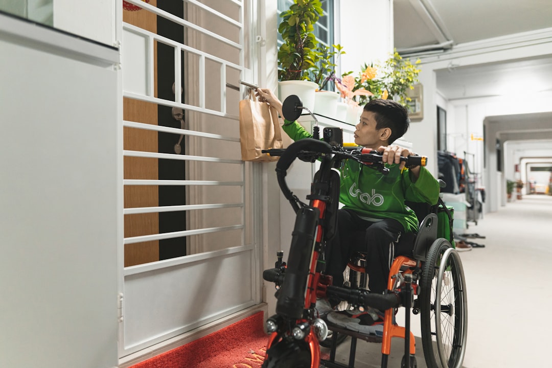 Tekerlekli sandalye kullanıcıları için erişilebilir giriş ve rampalar