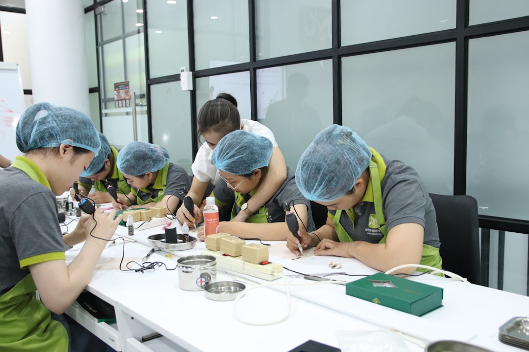 Ambalaj ekibi güvenlik eğitimi sahnesi, ekipmanlar ve dikkatli çalışma ortamı