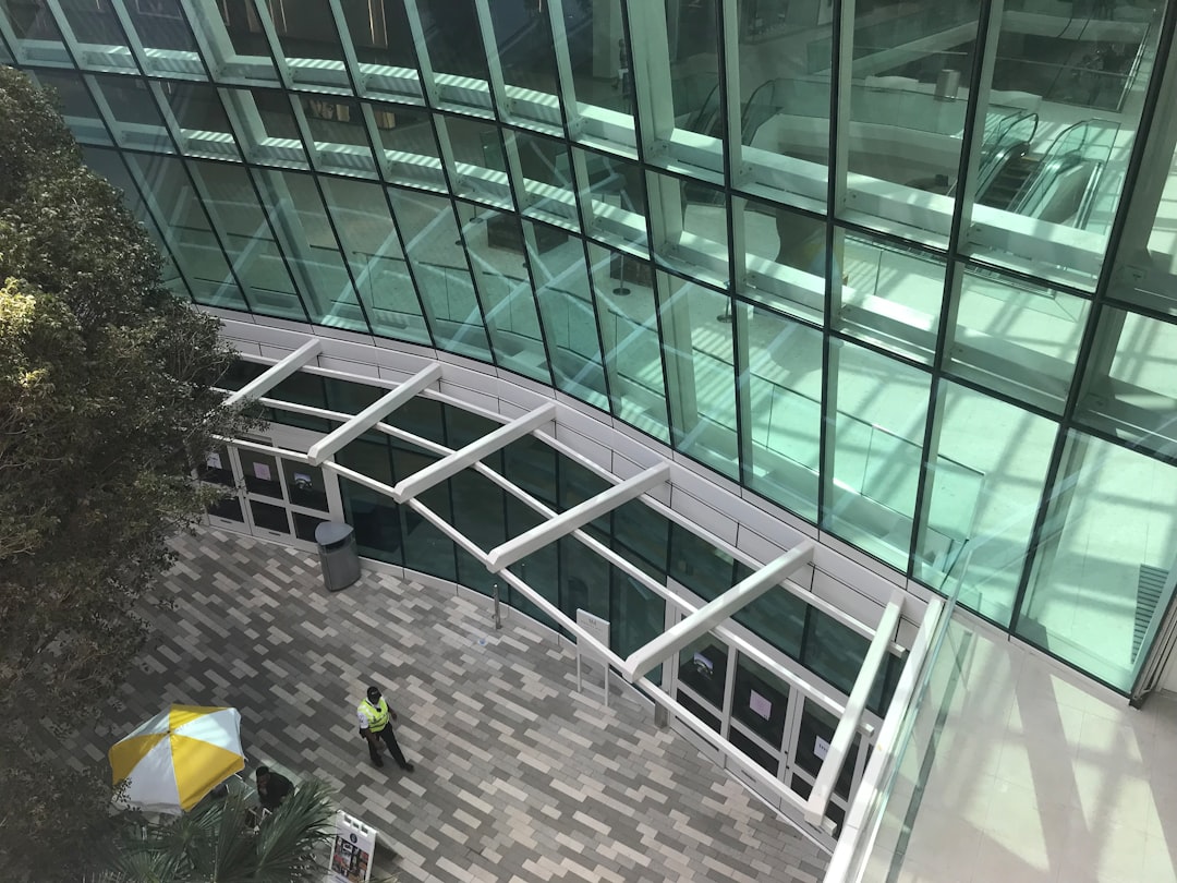 Binaya girişte yüklemeye hazırlanan taşınma kamyonu