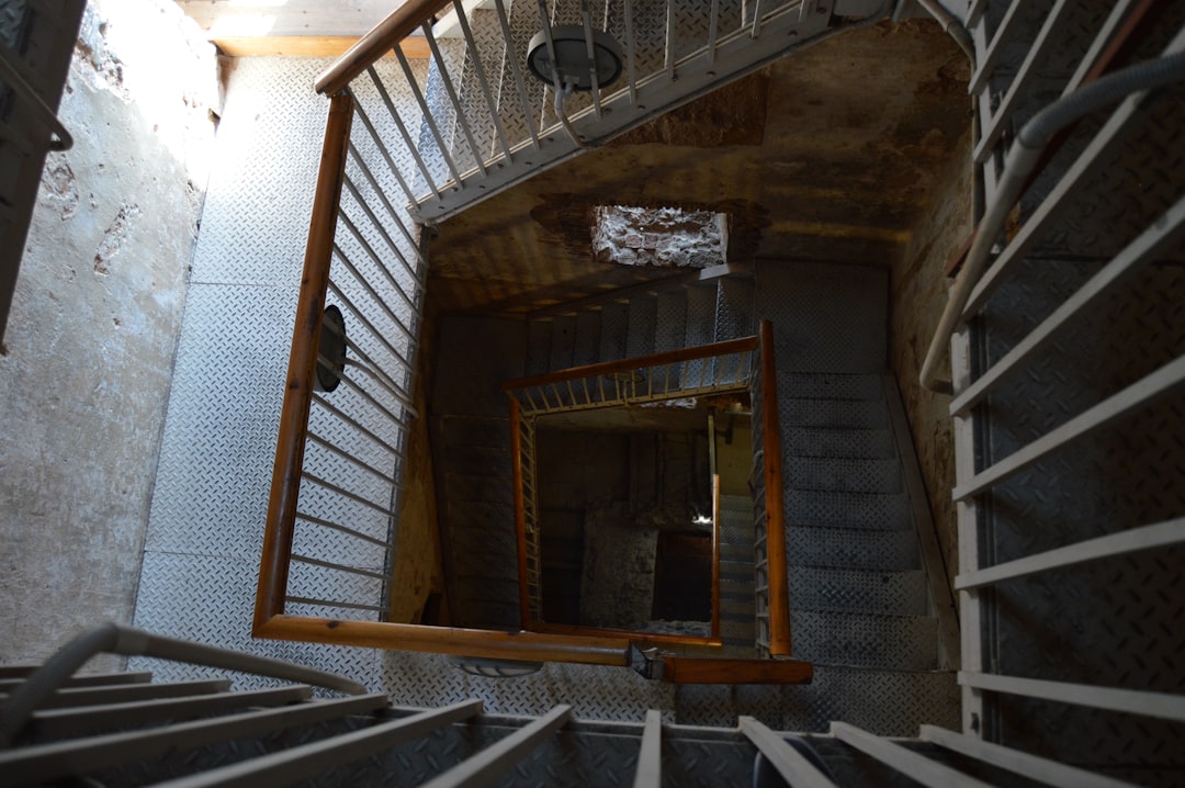 Bir apartman merdiveninde mobilya taşınımı yapan ekip