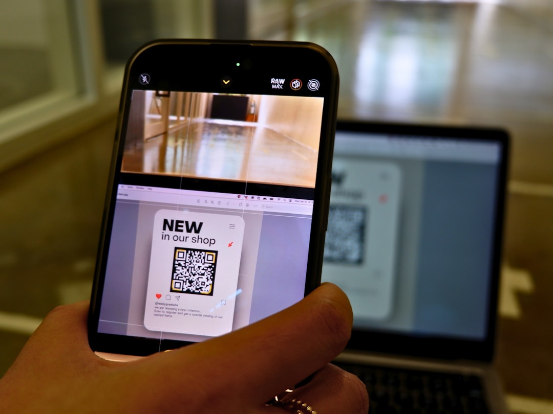 Çalışanlar QR kodlarını tarıyor ve envanteri güncelliyor
