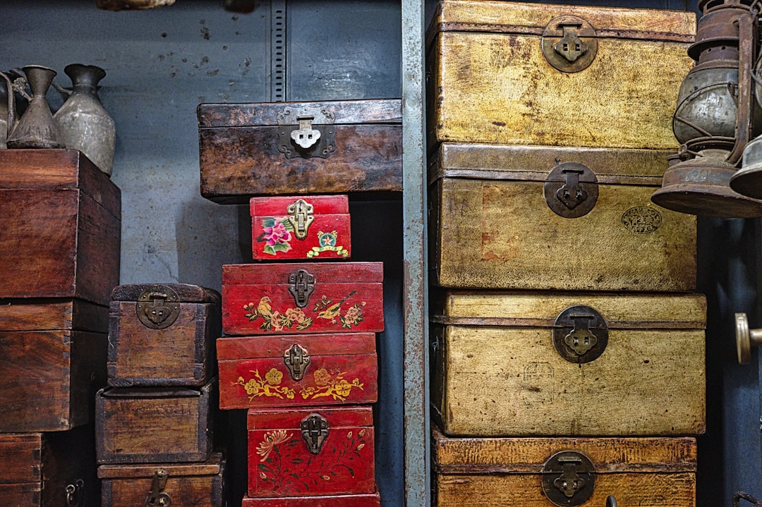Değerli eşyaların antika ve sanat eserleri için güvenli paketlenmesi görseli