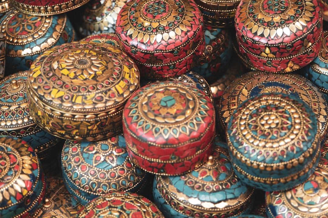 Metal dekoratif eşyaların güvenli paketlenmesi için koruyucu ambalaj uygulaması