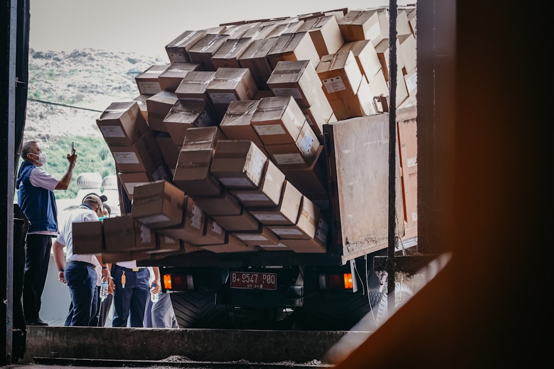 Nakliye aracında eşyaların kayışlarla güvenli sabitlenmesi