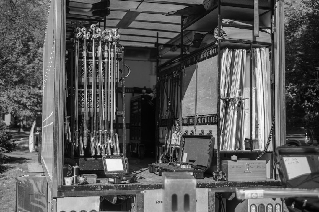 Ofis eşyaları taşınırken ekipman ve araçlar hazır bekliyor