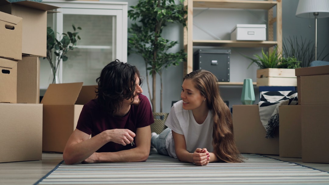 Aile, taşıma gününü planlarken bir beyaz tahtada görevleri yazıyor