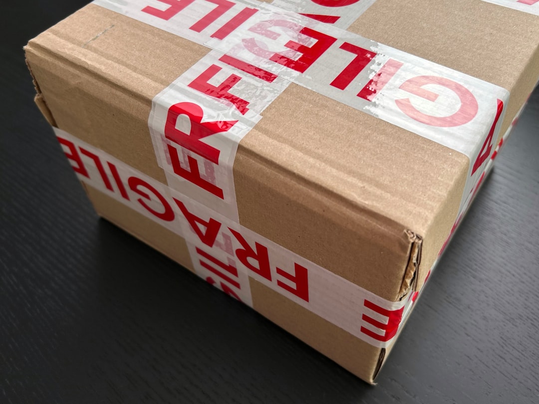 Kırılabilir eşyalar için özenli paketleme ve koruyucu malzeme kullanımı