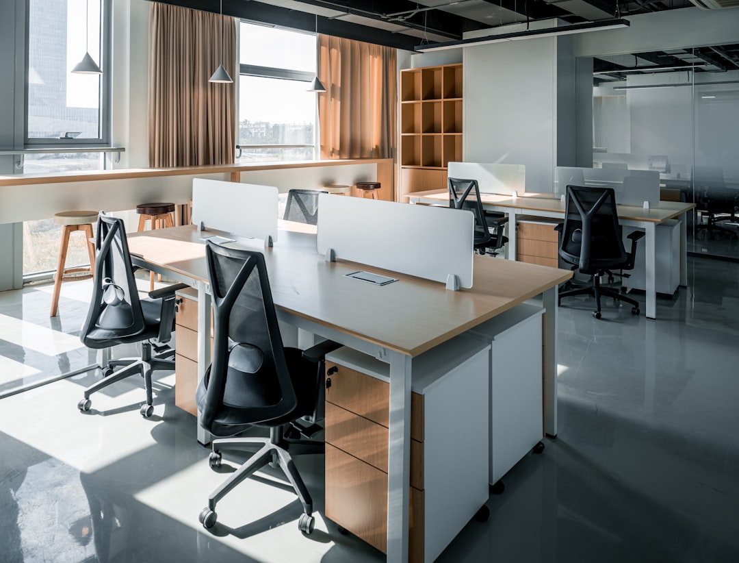 Küçük alanda ofis mobilyası sökümü
