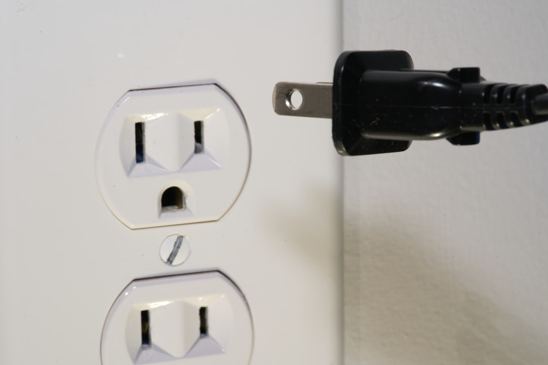 Taşınma sırasında elektrikli cihazların fişlerini çekilmiş halde gösteren görsel