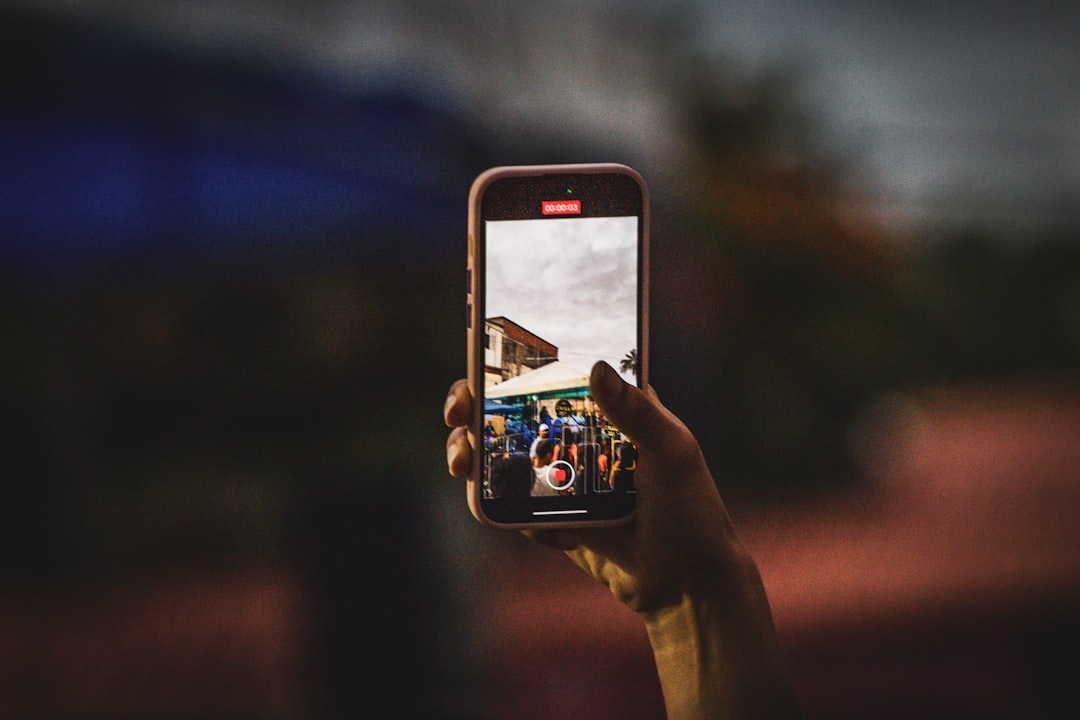 Akıllı telefonla eşyaların fotoğraflarını çekerek envanter günlüğüne kaydeden kişi