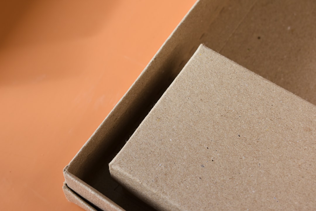 Geri dönüştürülebilir ambalaj malzemeleriyle paketlenen kutular