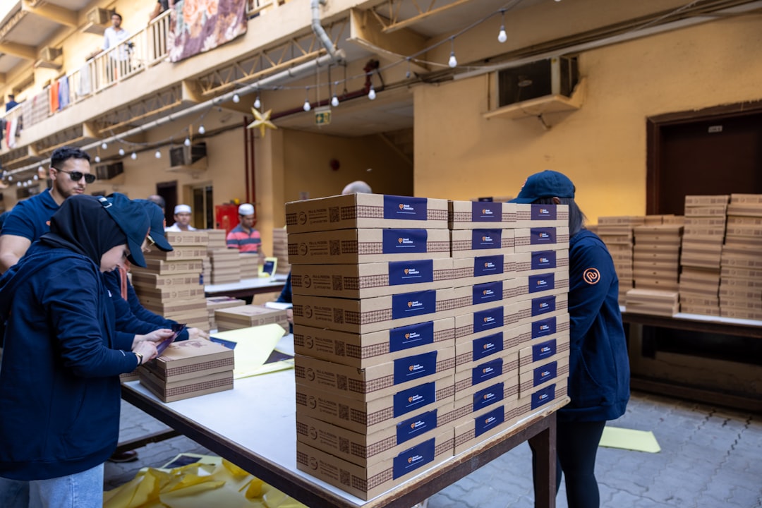 Kutuların odaklı paketlenmesi sırasında ekip