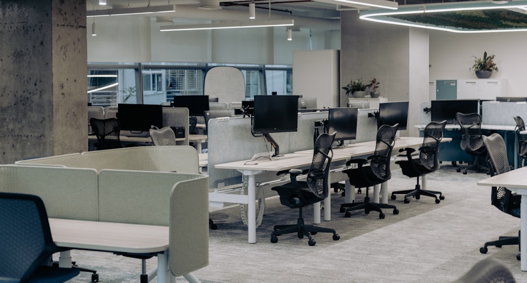 Montaj sonrası ofis mobilyalarının kurulumu için ekipmanlar hazırlanmış görsel
