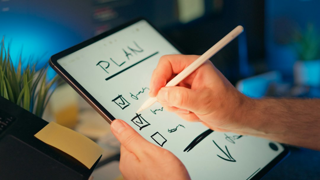 Acil durum planı kontrol listesi masa üstünde inceleyen ekip