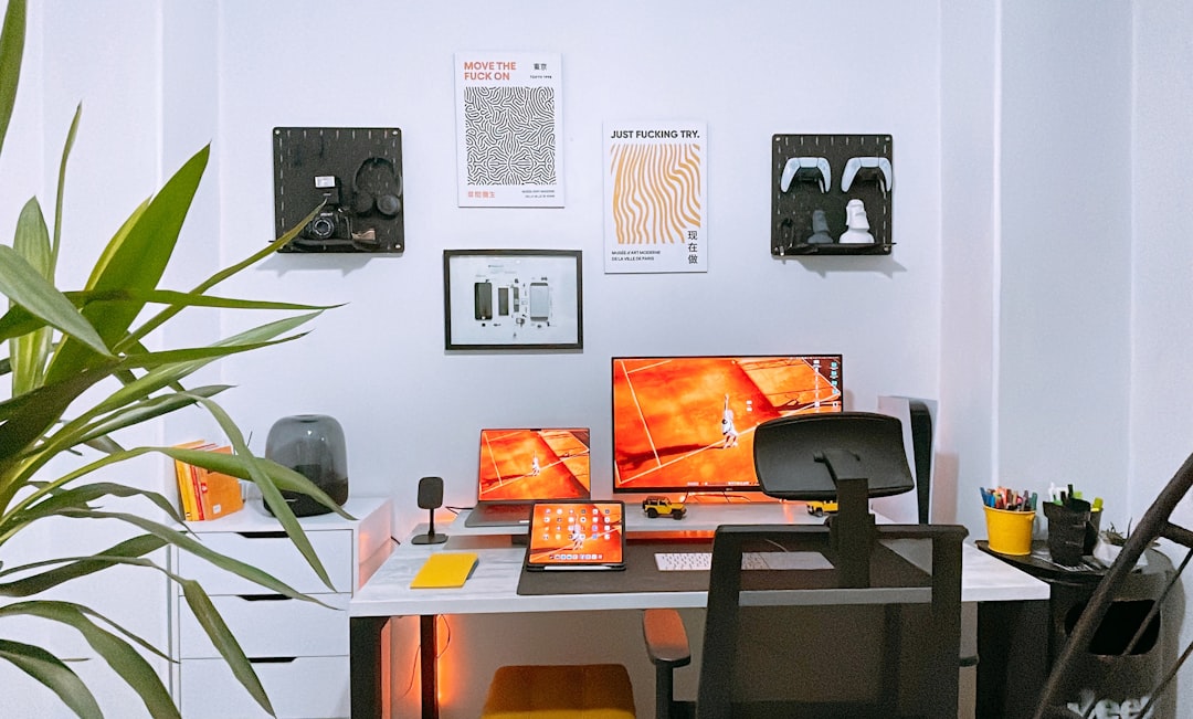Ofis çalışma istasyonu kurulumu ve kablo yönetimi