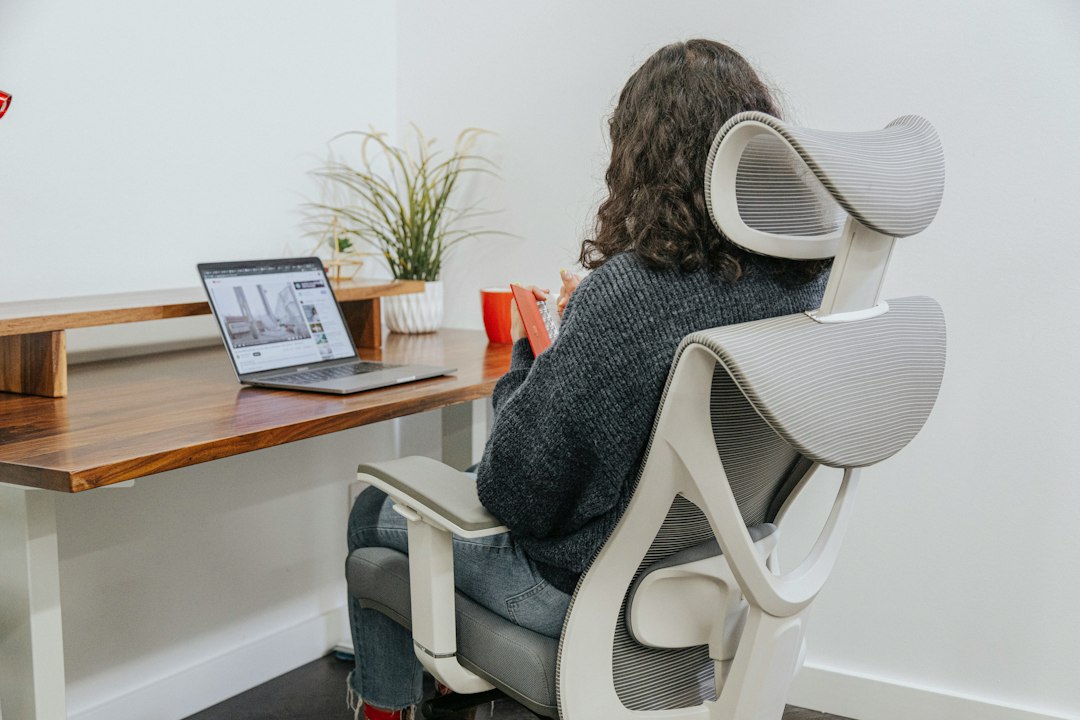 Ofis taşımasında ergonomi için doğru pozisyonlar gösteriliyor