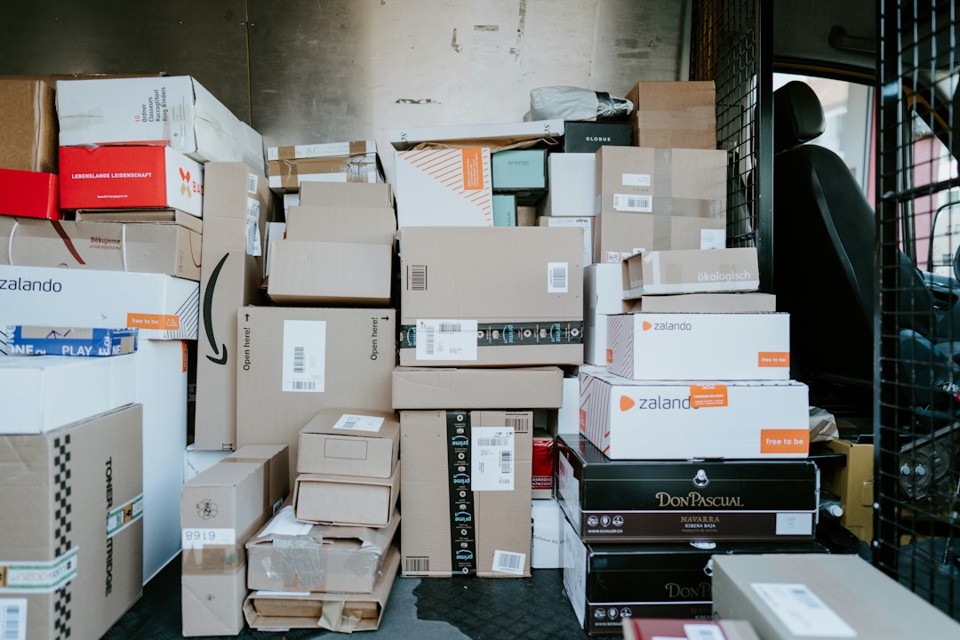 Paketlemeye hazırlanmış kutular ve etiketler