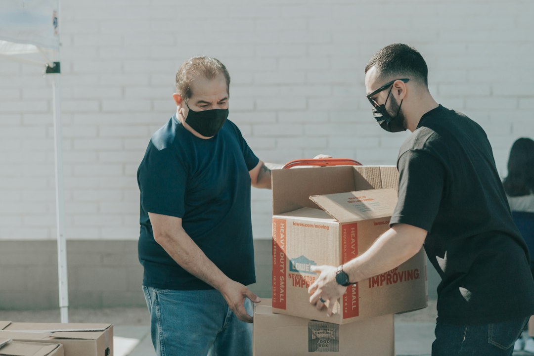 Tasinma ekibi kutuları hızlı ve dikkatli şekilde paketliyor