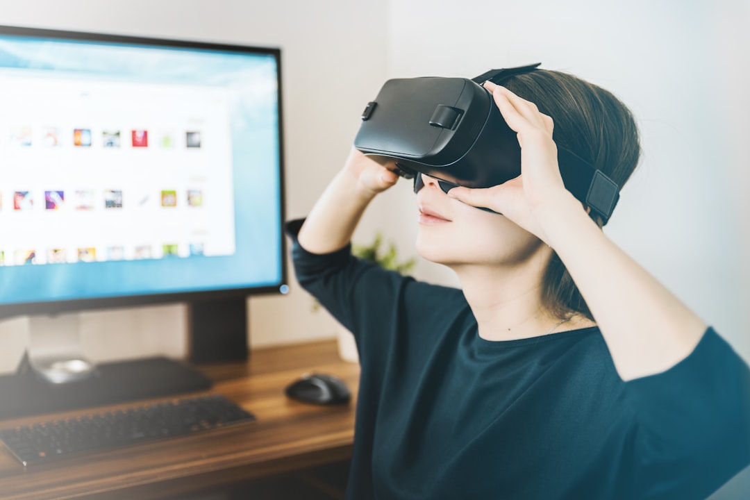 VR ile taşınma planlaması yapan kişi