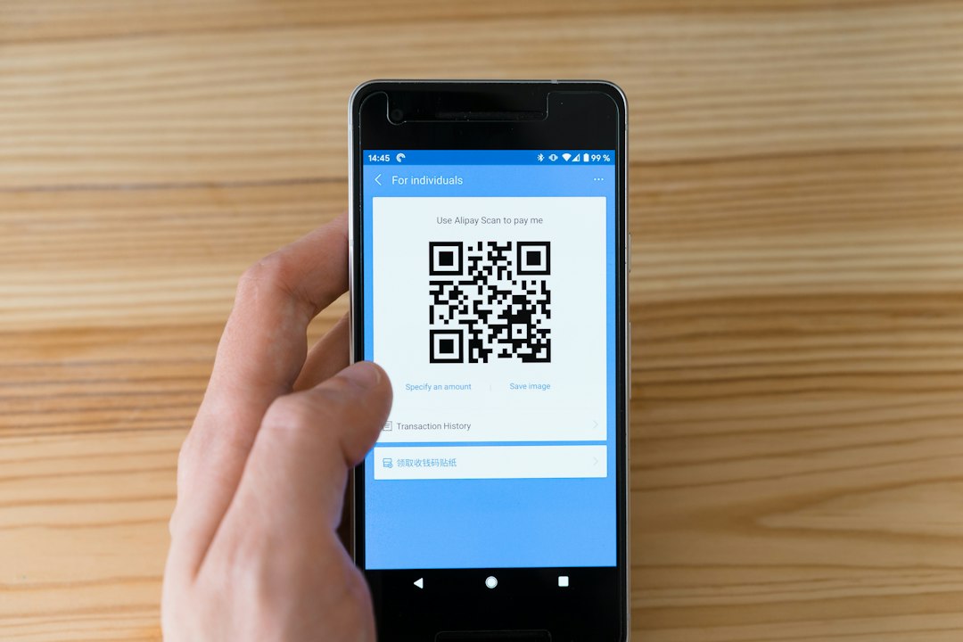 Etiketli kutularin QR kodları taranırken görüntü